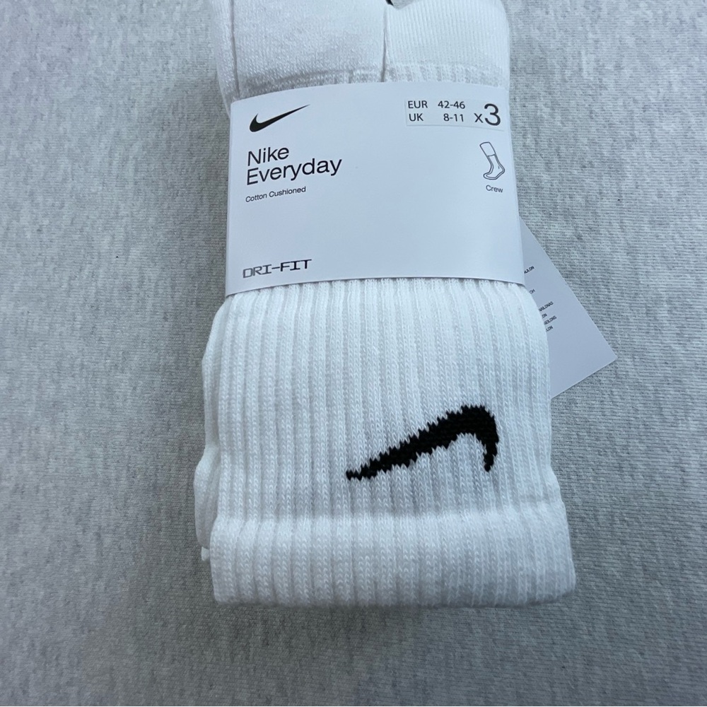 Nike Men’s Everyday Crew Socks  Cushioned Training Socks 3 Pack Size:8-11 White